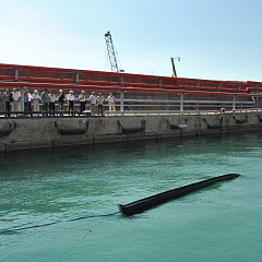Всплывающие боновые заграждения на объекте АО "Петербургский Нефтяной Терминал" в Финском заливе.